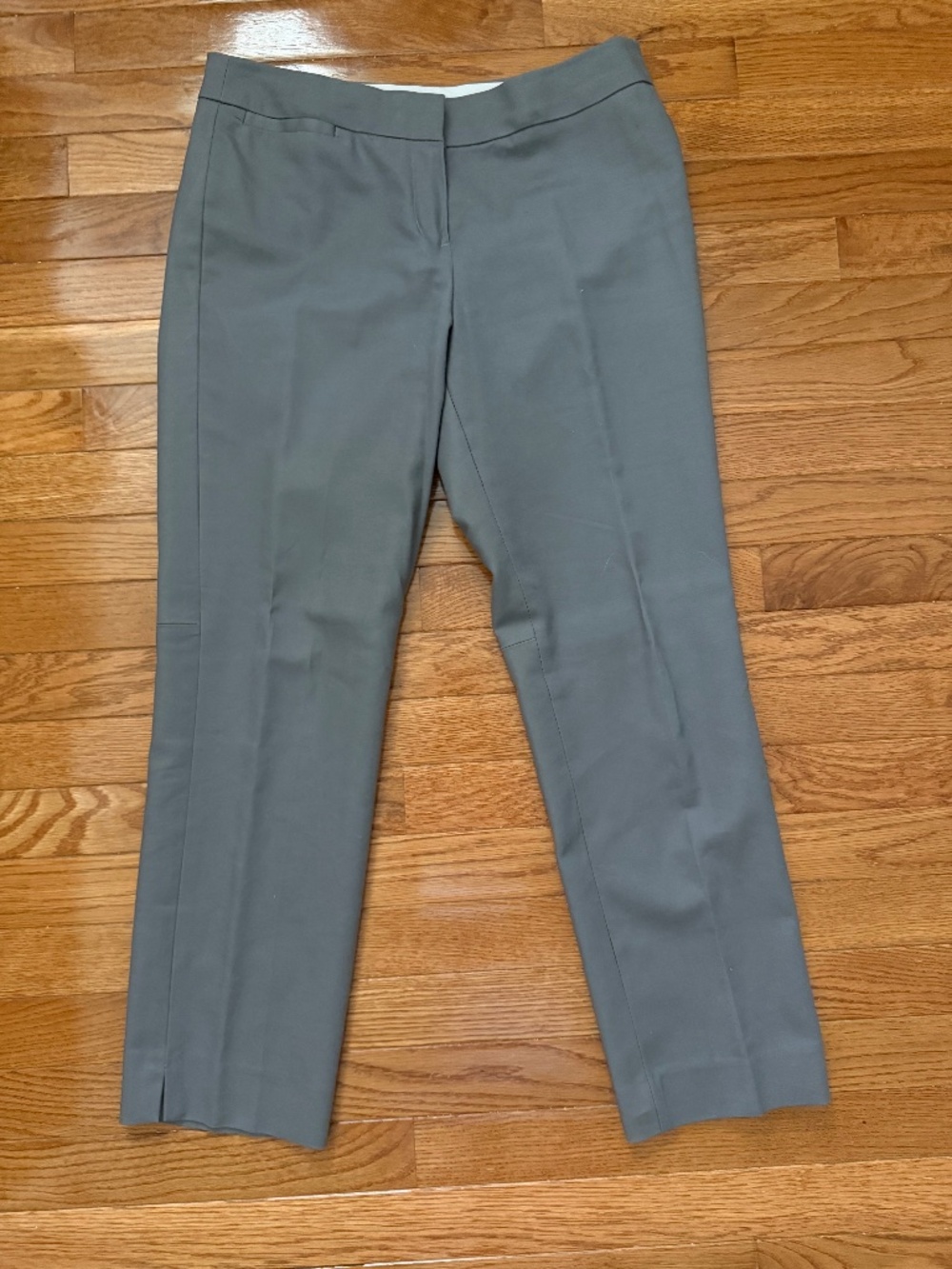 Valerie Bertinelli Ankle Dress Pant. Color is grey.Size is 6. Worn 2 or 3 Times